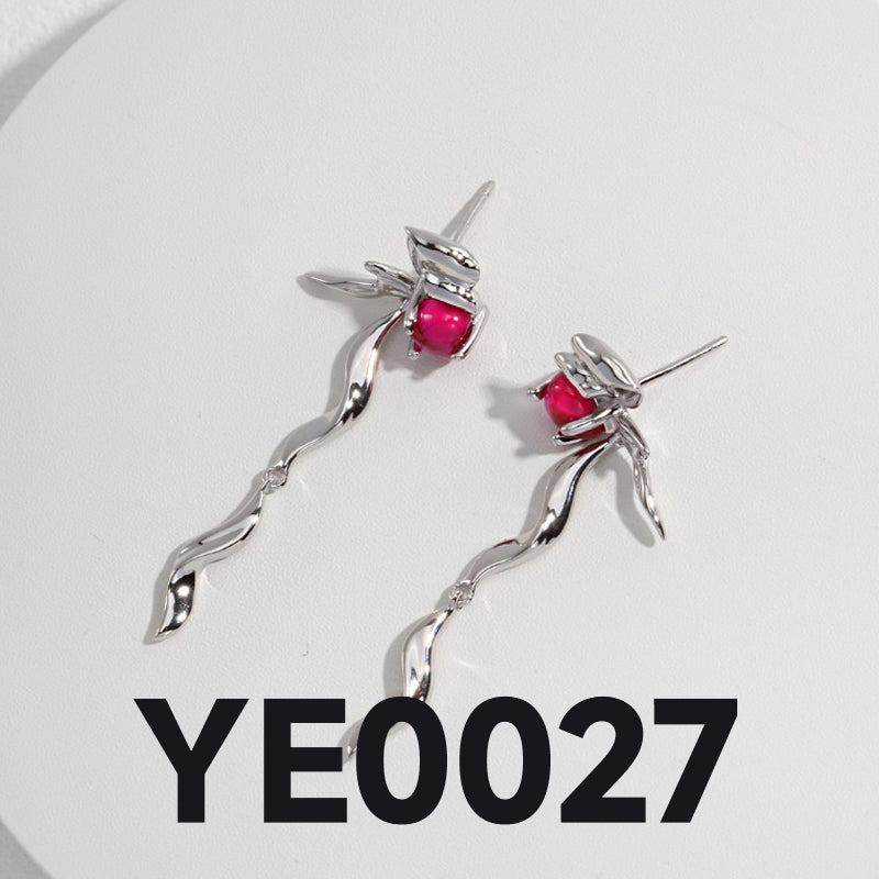 Sterling silver love earrings ins style design, inlaid with heart gems, on the basis of sweetness with the shape of the bow abstract elongation, the overall more flexible, more modern and fashionable.